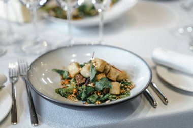 Düğün masadaki misafirlerine farklı yemekler