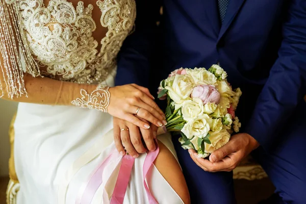 Bouquet da sposa. bouquet da sposa con nastri — Foto Stock