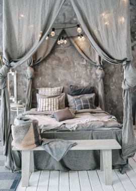 Büyük yatak, dört direkli yatak. Yatak odası tasarımı.