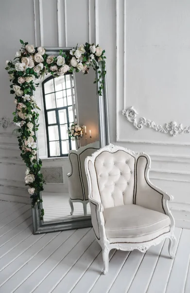 Silla Cuero Blanco Espejo Grande Con Flores Artificiales — Foto de Stock