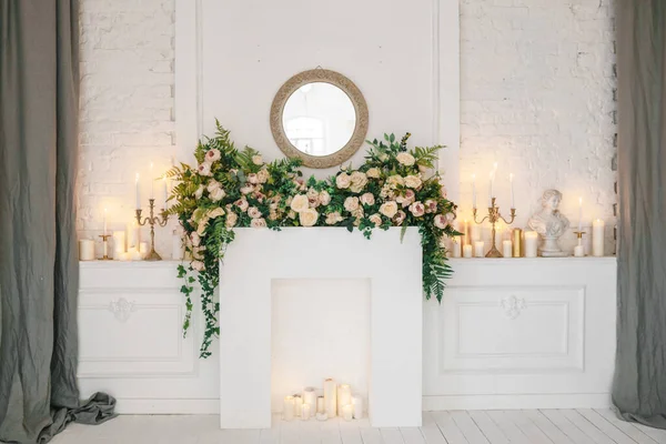 Chimenea con velas decoradas con flores — Foto de Stock