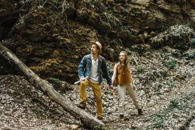 Bir adam ve bir kadın mağarada, bir yolculuk