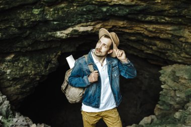 Şapkalı sırt çantalı bir adam seyahat ediyor..