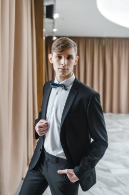 İş elbisesi giyen bir adam..