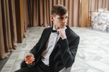 Bir iş adamı bir bardak şarap tutar..