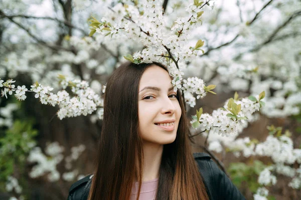 Kiraz Çiçekli Genç Kadın Portresi — Stok fotoğraf