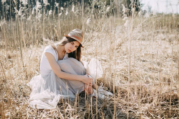 Ritratto Una Ragazza Cappello Paglia Strada Nell Erba Alta Secca — Foto Stock