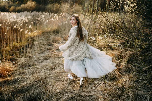 Une Fille Court Travers Herbe Sèche Long Lac — Photo