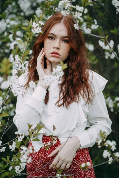 Fille Aux Cheveux Roux Avec Des Taches Rousseur Fleur Cerisier — Photo