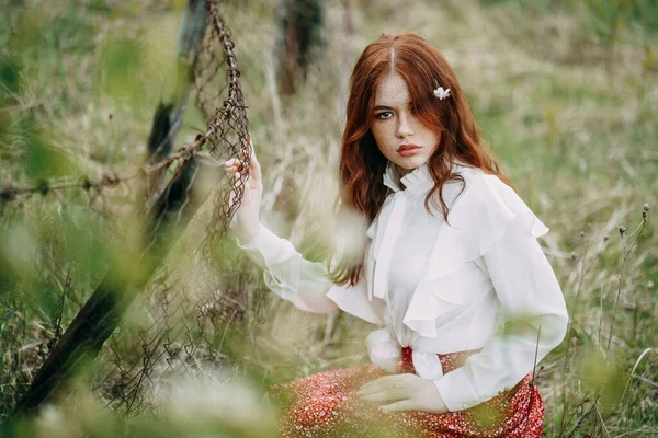 Fille Aux Cheveux Roux Avec Des Taches Rousseur Fleur Cerisier — Photo