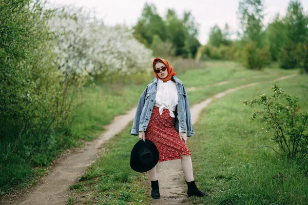 Kiraz Çiçekli Çilli Kızıl Saçlı Kız — Stok fotoğraf