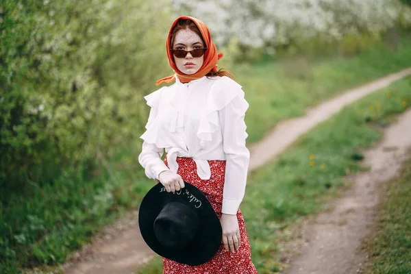 Kiraz Çiçekli Çilli Kızıl Saçlı Kız — Stok fotoğraf