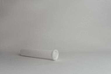 Beyaz arka planda tıbbi tabletler için kapalı beyaz kutu.