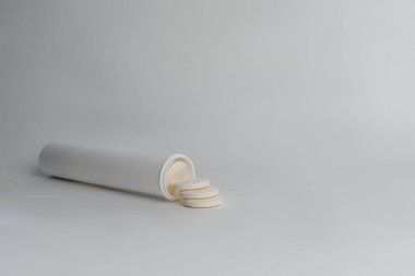 beyaz açık hap kutusu ve dağınık tabletler..