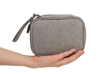 Gri çanta beyaz arka planda, yakın plan..