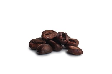 Beyaz arkaplanda kahve çekirdekleri.