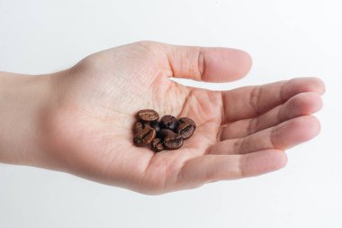 Beyaz arka planda kahve çekirdekleri..