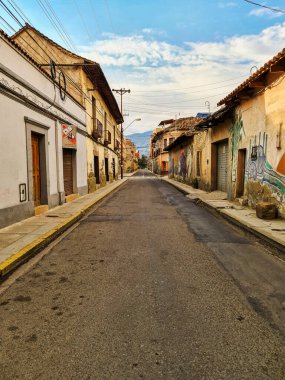 COCHABAMBA, BOLIVIA - 20 / 04 / 2020: Karantina nedeniyle şehrin eski bir kısmının boş caddesi.