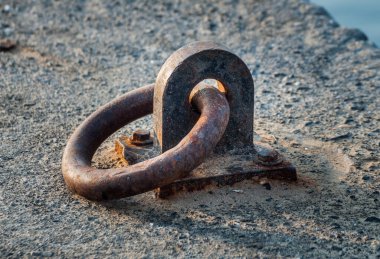 Zamanla oksitlenen dairesel demir çapası