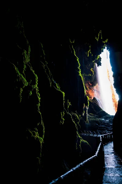 Intérieur Une Immense Grotte Cachée Derrière Une Grande Cascade — Photo