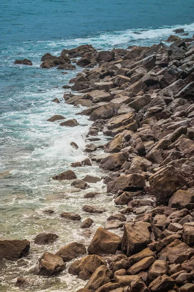 Dalgakıran taşlarına çarpan deniz