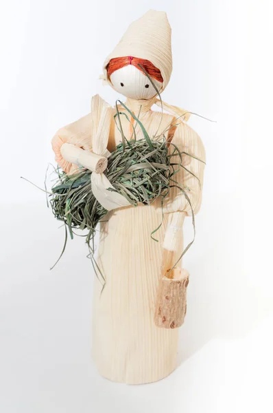 Bir demet saman taşıyan mısır bebeği..