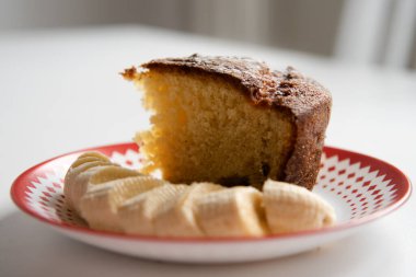 Beyaz masada muzlu pandispanya.