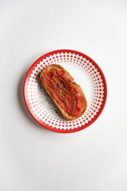 Beyaz masada köşegen domates tostu, dikey resim