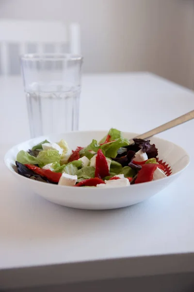 Çatallı Beyaz Tabakta Salata Dikey Beyaz Masada Cam — Stok fotoğraf