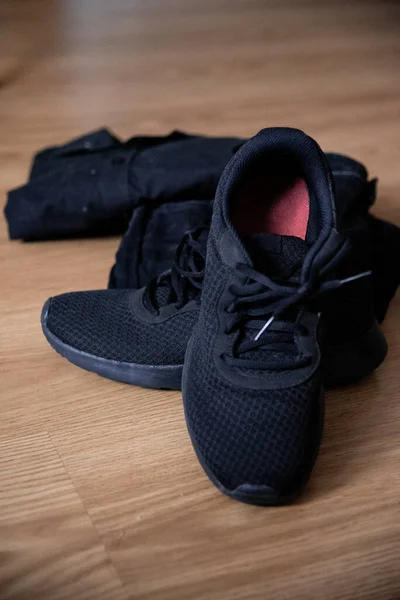 Νεκρή Φύση Μαύρα Sneakers Διπλωμένο Μαύρο Πουκάμισο Και Μαύρο Παντελόνι — Φωτογραφία Αρχείου