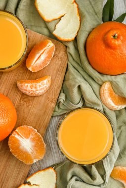 Meyve suyu ve mandalinalarla dolu bir hayat. Üst görünüm.