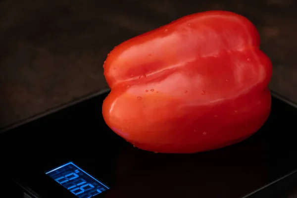 Pimiento Rojo Está Peso Electrónico Sobre Fondo Negro — Foto de Stock