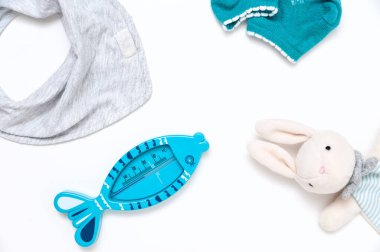 Çocuk eşyalarının olduğu bir hayat. Yumuşak oyuncak eldivenler, banyo termometresi, çoraplar, bandana salyası..
