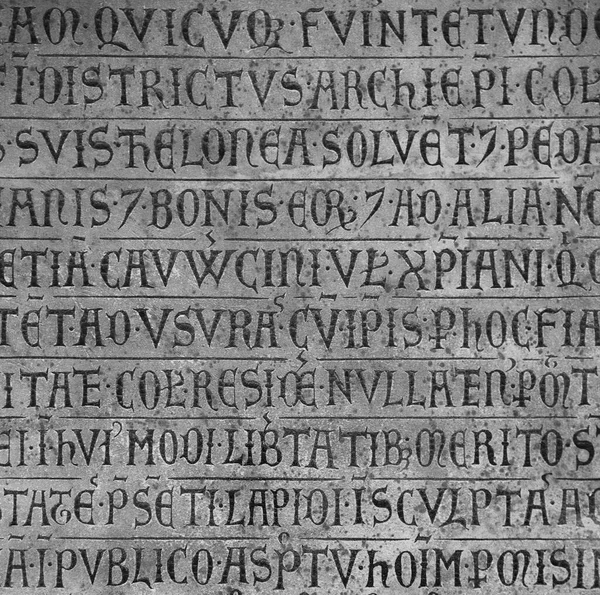 Oude Latijnse tekst gegraveerd op steen, Keulen, Duitsland — Stockfoto