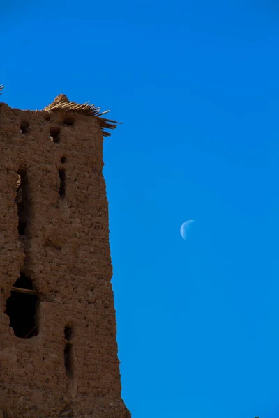 La lune au-dessus d'une résidence construite au Maroc — Photo