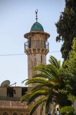 Mavi gökyüzü olan bir cami kulesi, İsrail
