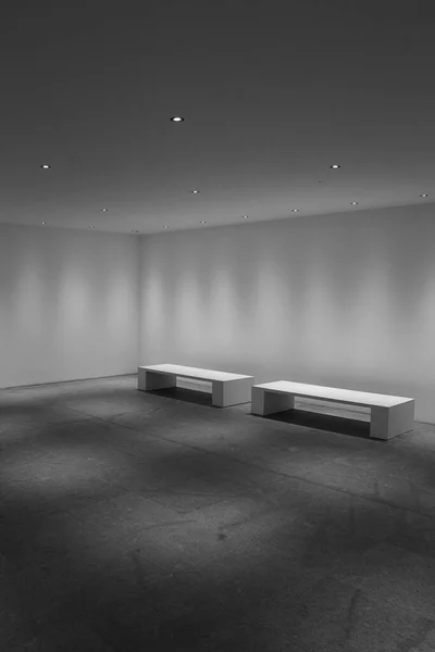Banco de hormigón moderno abstracto con luz desde arriba en la sala de exposiciones de arte Bundeskunsthalle, Bonn, Alemania —  Fotos de Stock