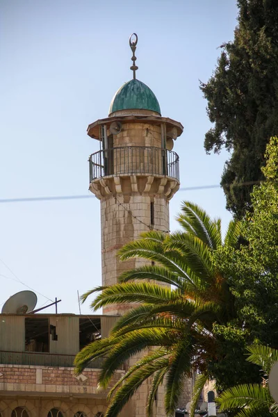 Una torre de mezquita con cielo azul, Israel — Foto de Stock