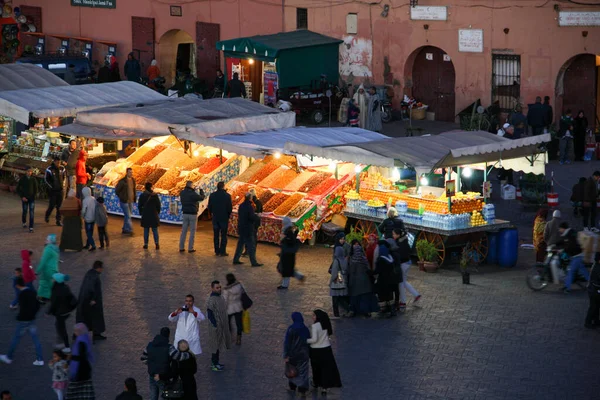 モロッコのマラケシュの有名なナイトマーケット — ストック写真
