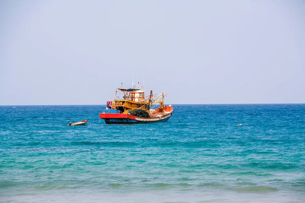 Velho barco de pesca no Camboja com céu azul Fotografia De Stock