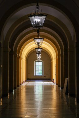 Sevilla, İspanya 'daki eski bir tabaco fabrikasında kemerli koridor.