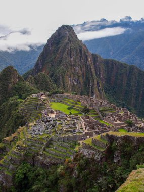 Bulutlu Machu Picchu 'nun genel görünümü, Peru