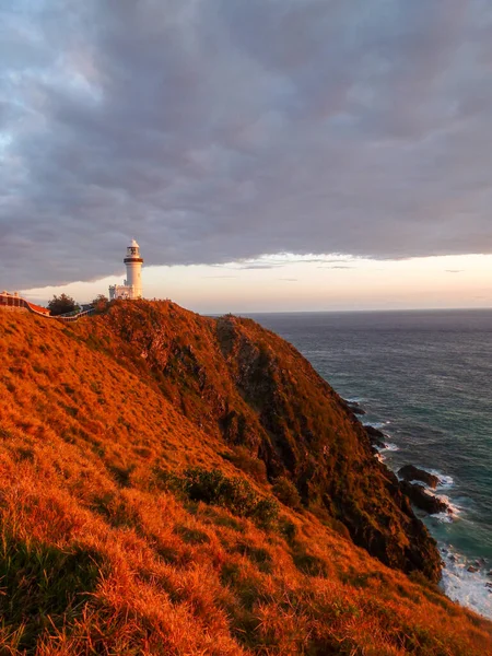 Faro en una puesta de sol en Cape Byron, Australia — Foto de Stock