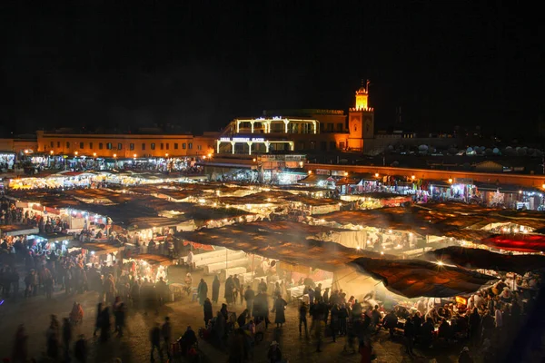 モロッコのマラケシュの有名なナイトマーケット — ストック写真
