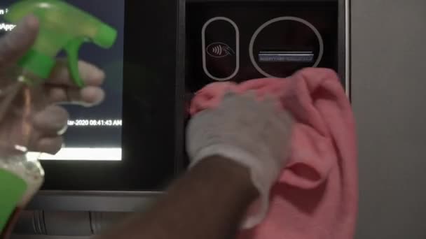 Máquina de ATM de limpeza de teclado  . — Vídeo de Stock