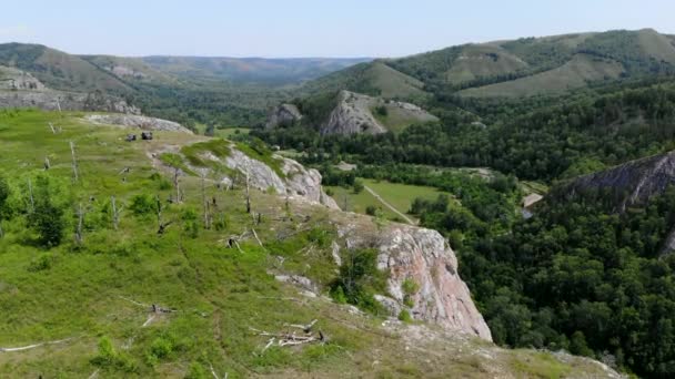 Quadrocopter, roches nature . — Video