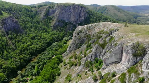 Green mountains. The copter is down on the rocks. — Stock Video