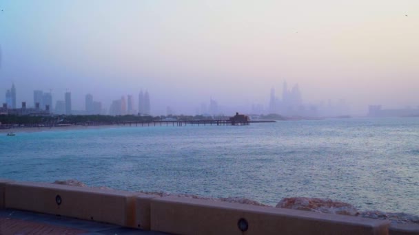 街と時間経過日没の海 — ストック動画