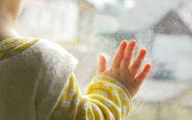 Pencereden bakan küçük bir bebek,