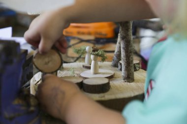 Anaokulu çocuğu evde yetişkin aletleriyle odun kullanıyor. Gerçek hayattaki durumlar anaokulunda, anaokulundaki kızlar ve oğlanlar için önemlidir. BTMM veya bilim, teknoloji mühendisliği ve matematik. Ev okulunda, ailelere yardım ediyordum. Eğitimsiz ve itici